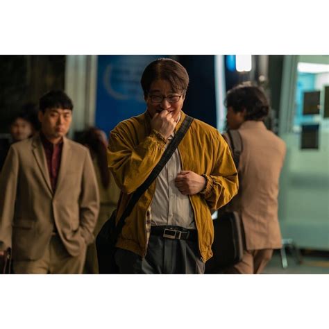 金某美|Netflix《假面女郎》改編19禁漫畫！詭譎面具網紅找來…